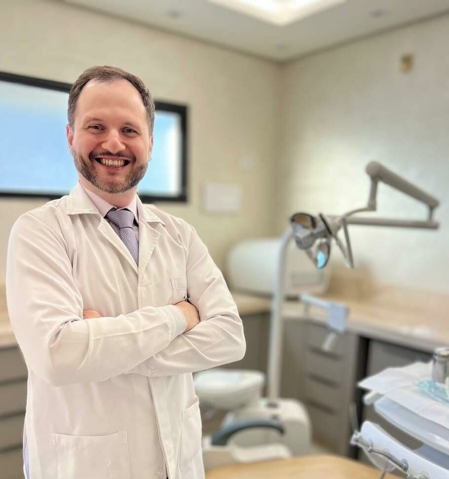 Imagem de compartilhamento para o artigo Dia do Dentista: Dr. Gerson Júnior relembra raízes em Costa Rica e a jornada até a referência em Odontologia da MS Todo dia